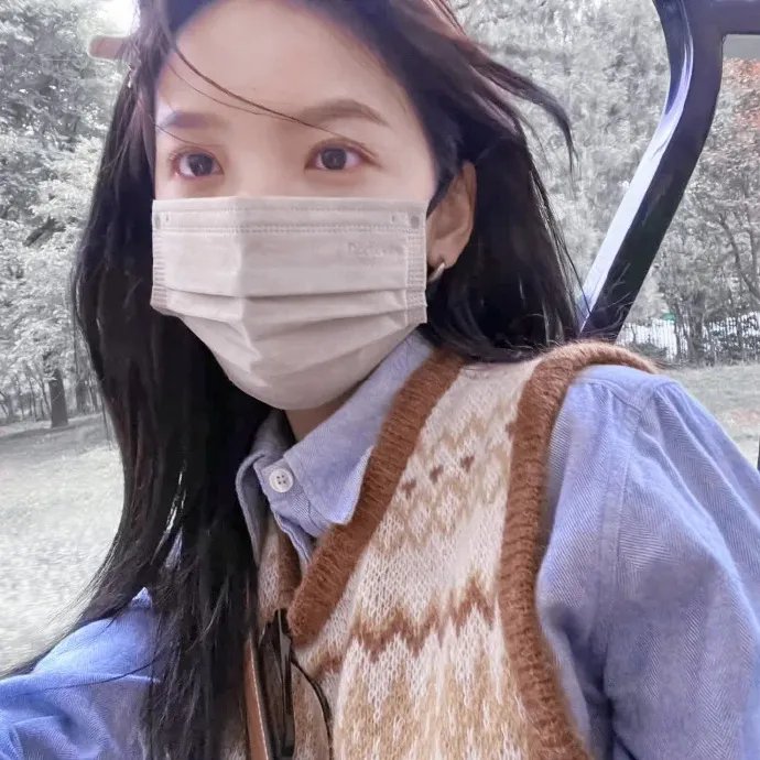 水中的女人 封面